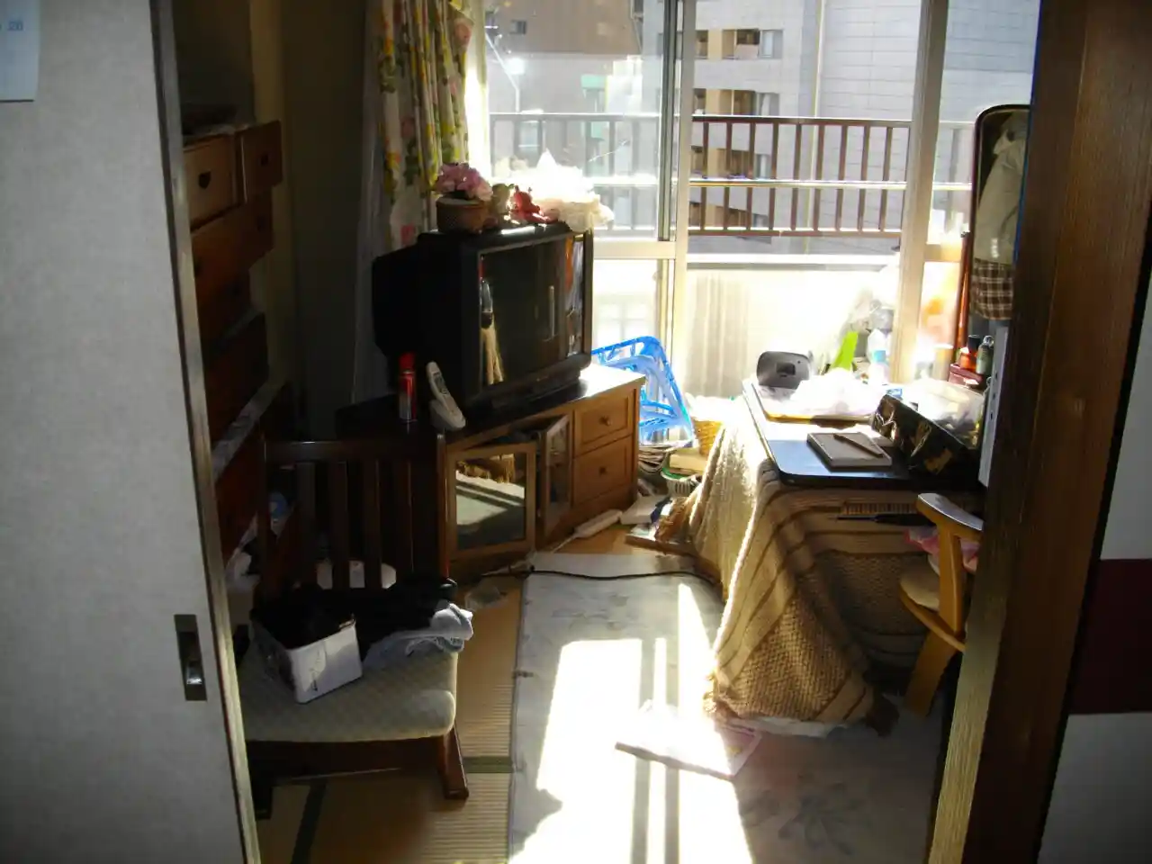 筑西市の孤独死の特殊清掃現場でゆっくりご遺族にお話を聞く様子