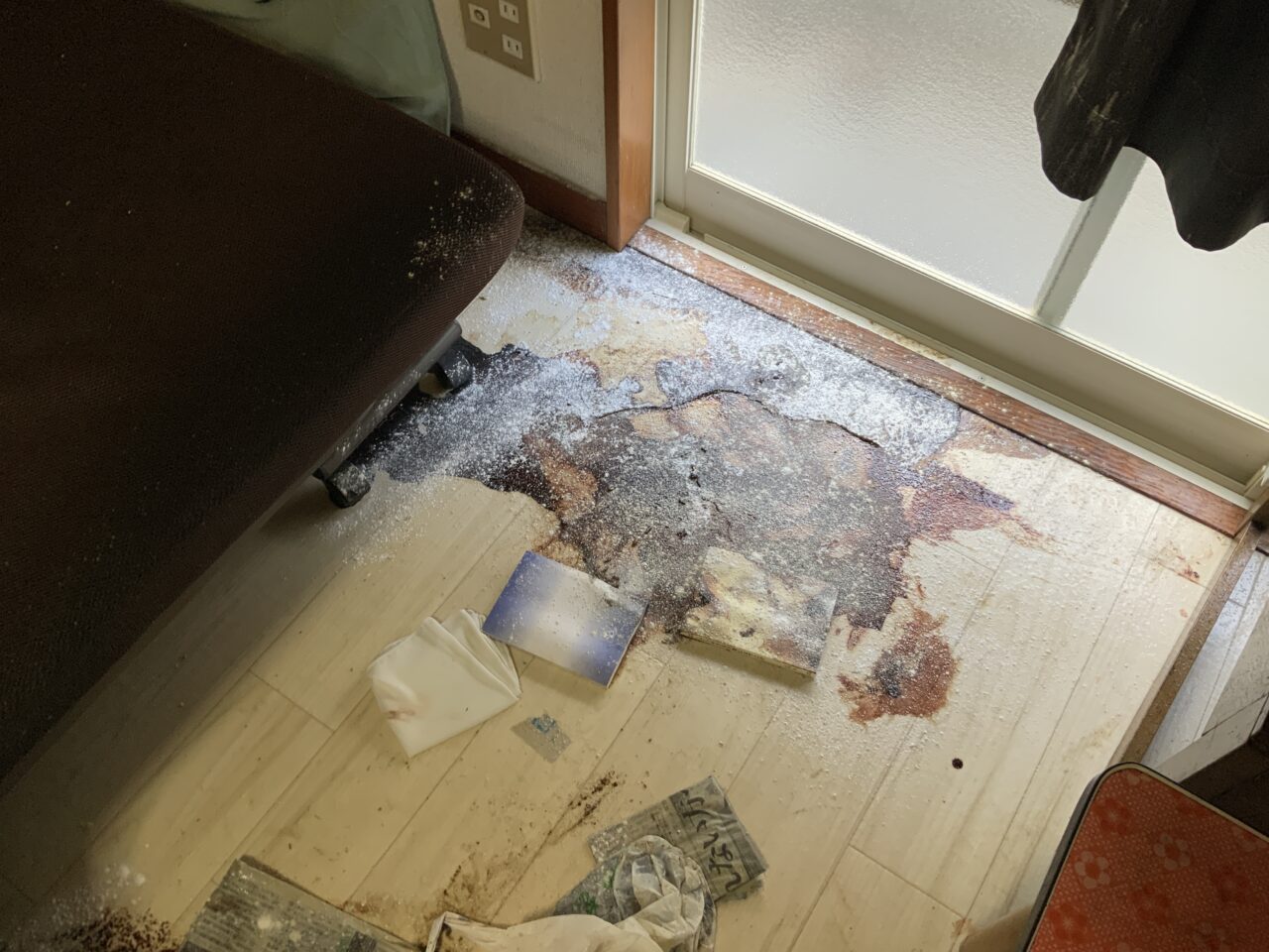 汚れた遺品を梱包して撤去している様子
