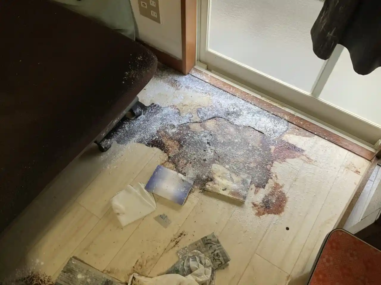 汚れた遺品を梱包して撤去している様子
