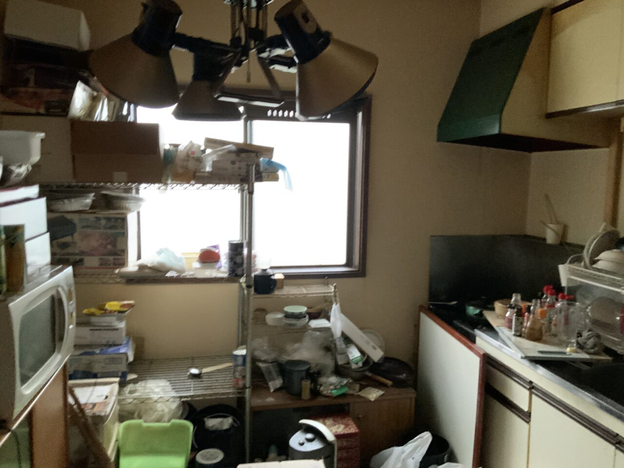 部屋内には物が散乱し足の踏み場もないほどの特殊な現場