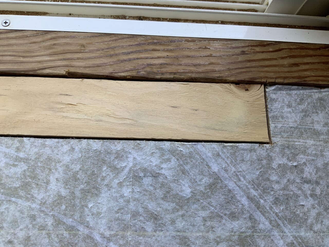 体液の洗浄と染み出しが終わった後の捨て貼り施工後の様子