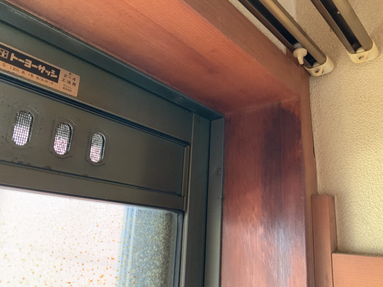 窓枠に長年のヤニがしみ込んでいるため、まずはヤニを根本から浮き上がらせる「染み出し洗浄」を入念に行いました。初めは白い木材でしたが、ヤニが奥まで染み込むとオレンジ色のような変色を起こしてしまいます。