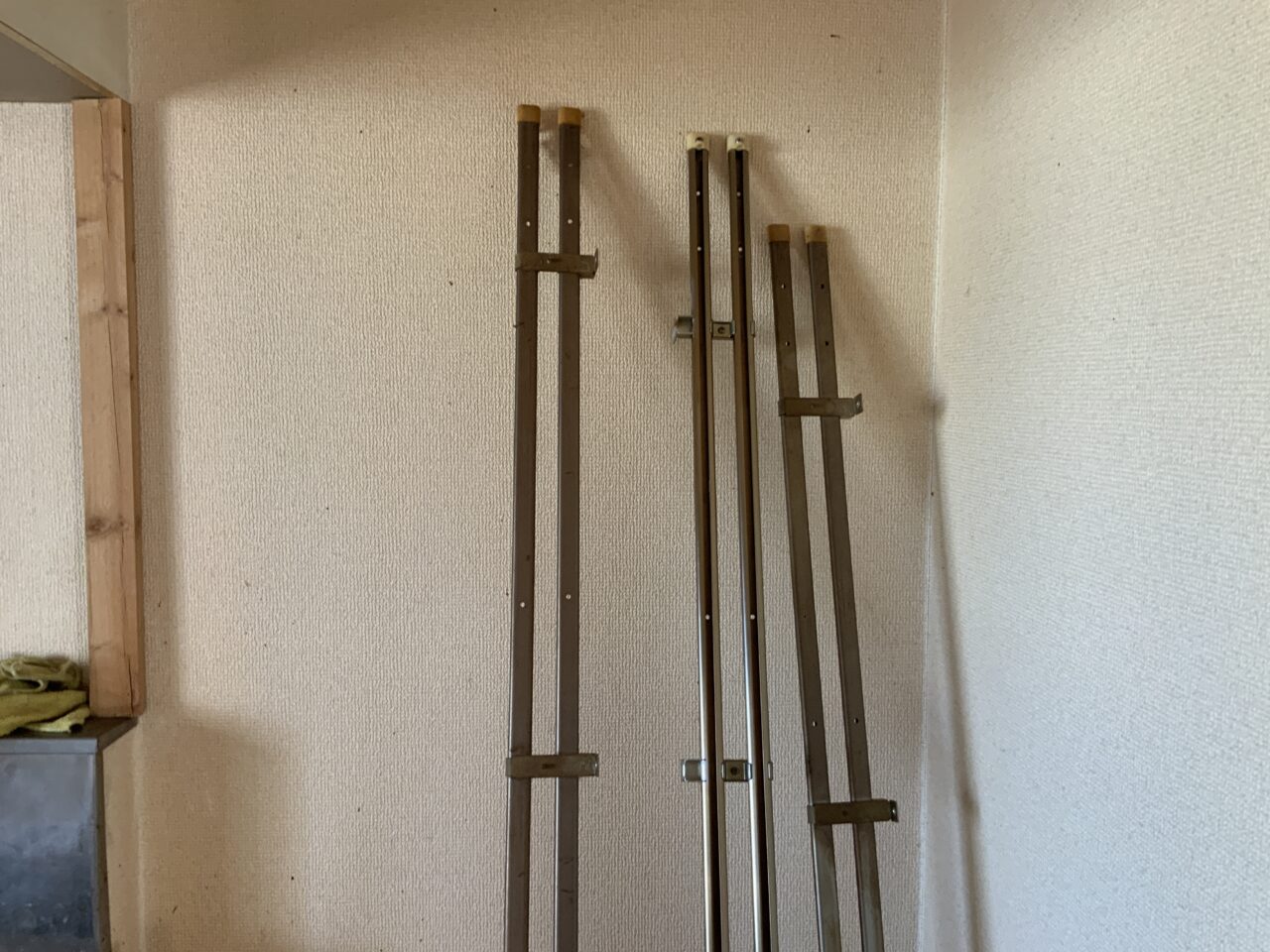 カーテンレールもすべて外して洗浄している様子