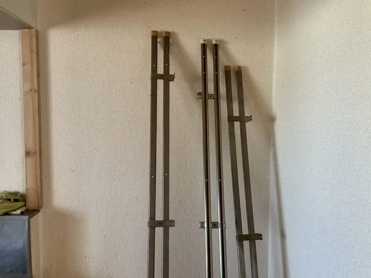 カーテンレールもすべて外して洗浄している様子