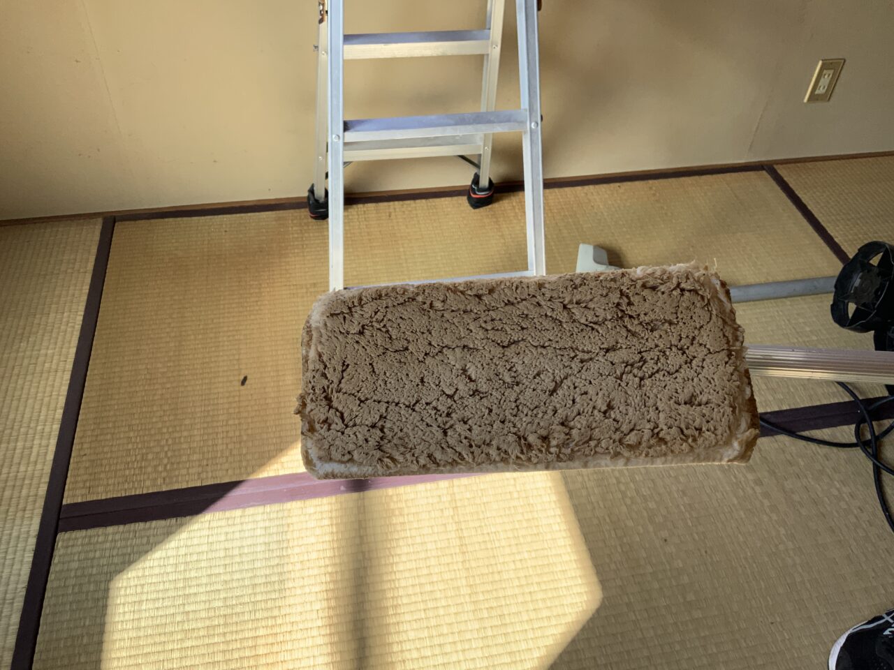 ヤニを拭いたファイバータオルが茶色になっている様子