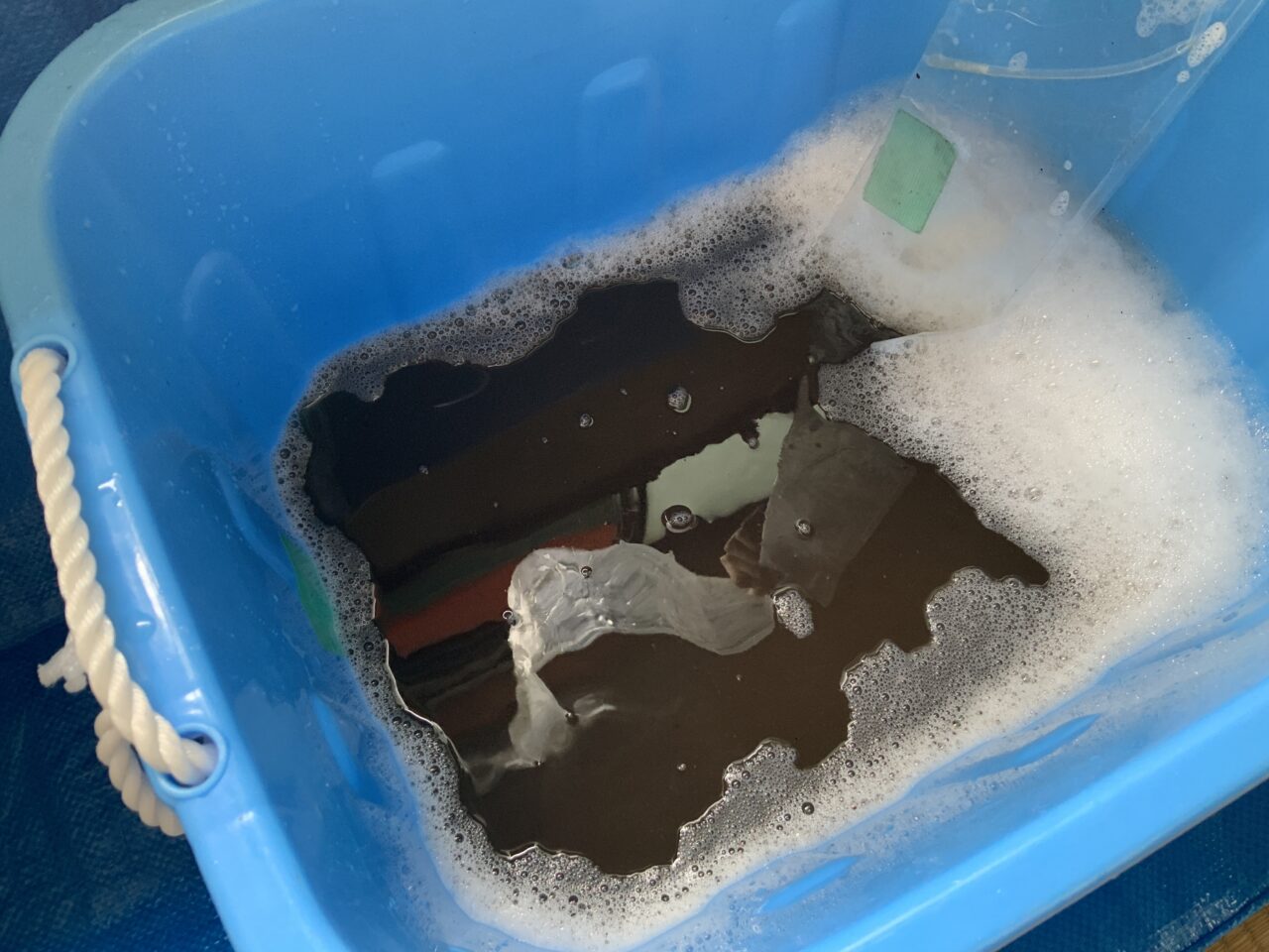 腐敗臭とヤニ臭が混ざり合ったエアコン内部の汚れを取り除いた液の様子