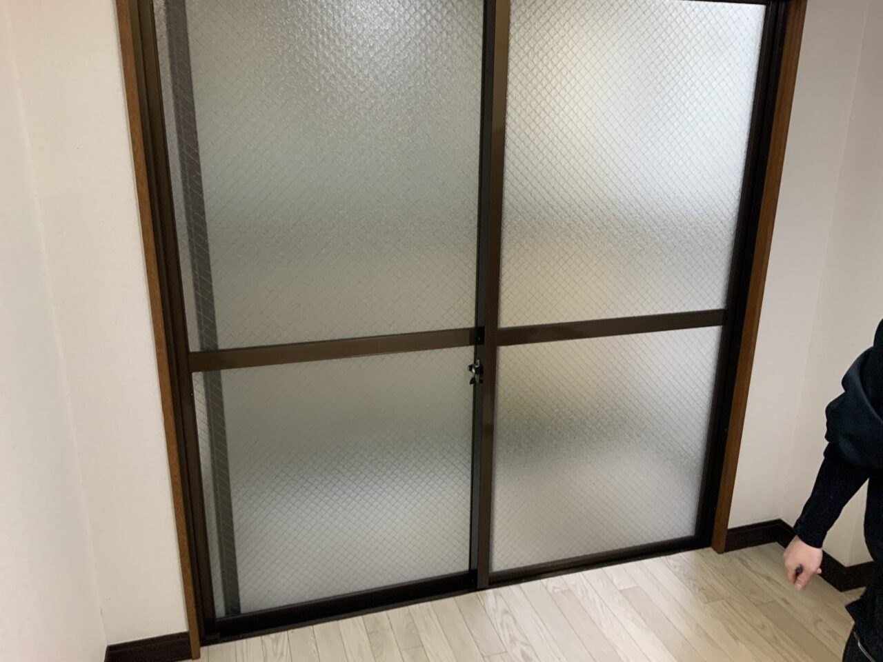 床が修繕されて孤独死があったことなんてない、また部屋が貸せるようになった様子