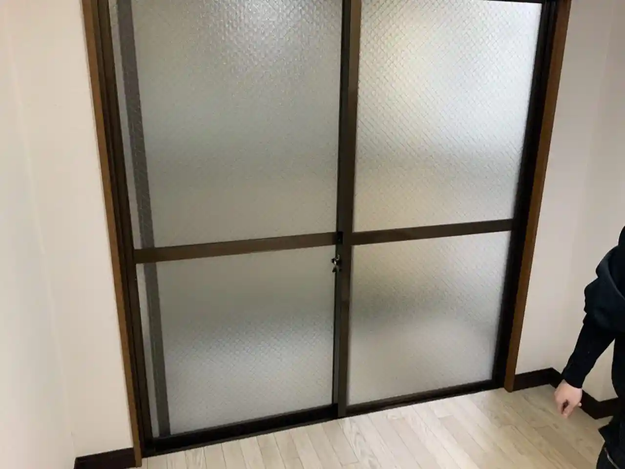 床が修繕されて孤独死があったことなんてない、また部屋が貸せるようになった様子