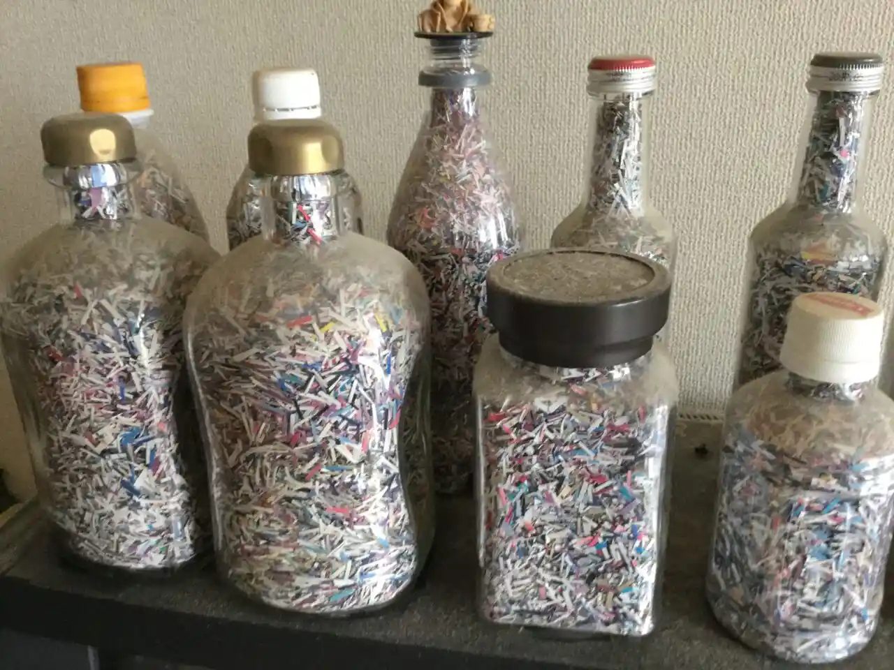 シュレッダーの紙くずが入ったボトルたち