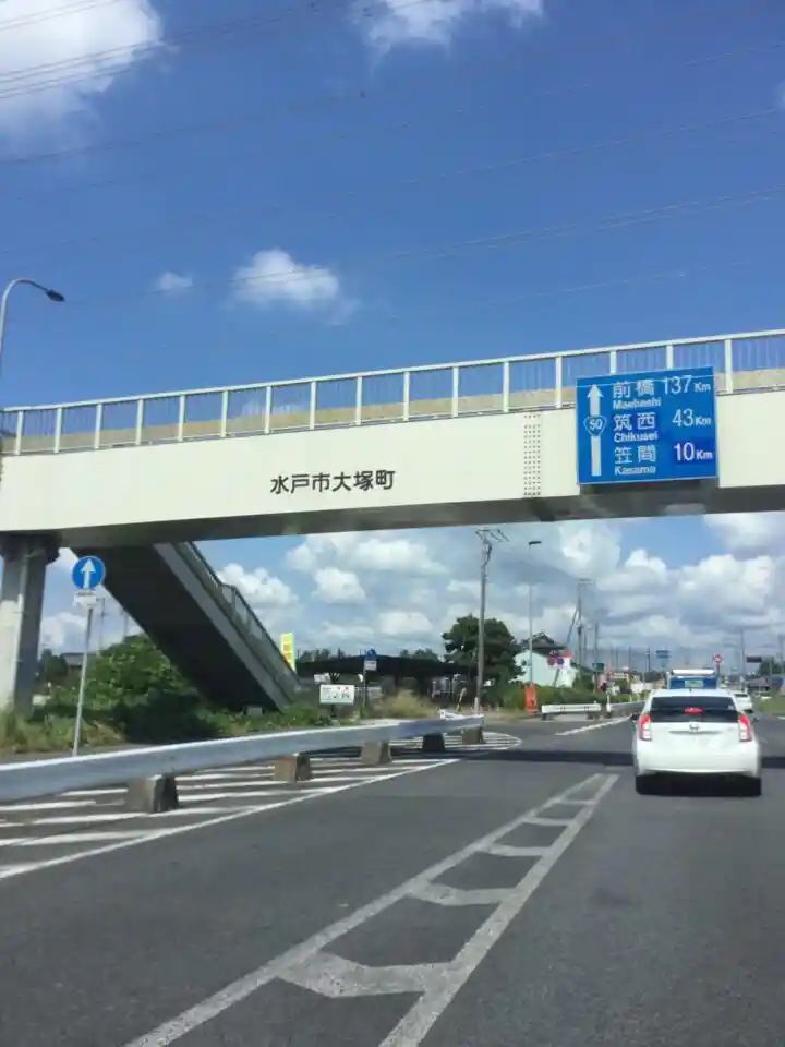 茨城県水戸市の特殊清掃現場でオゾン脱臭機と特殊な噴霧器を使用し孤独死の部屋を消臭除菌する作業の様子