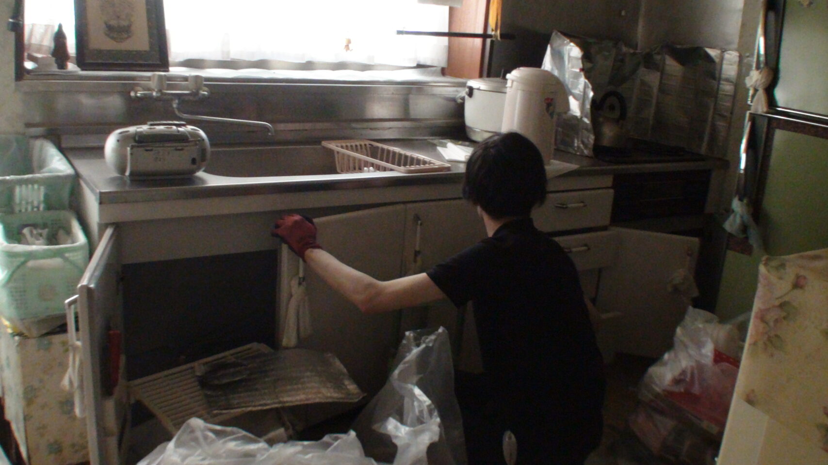 孤独死のあった部屋の特殊清掃をする様子