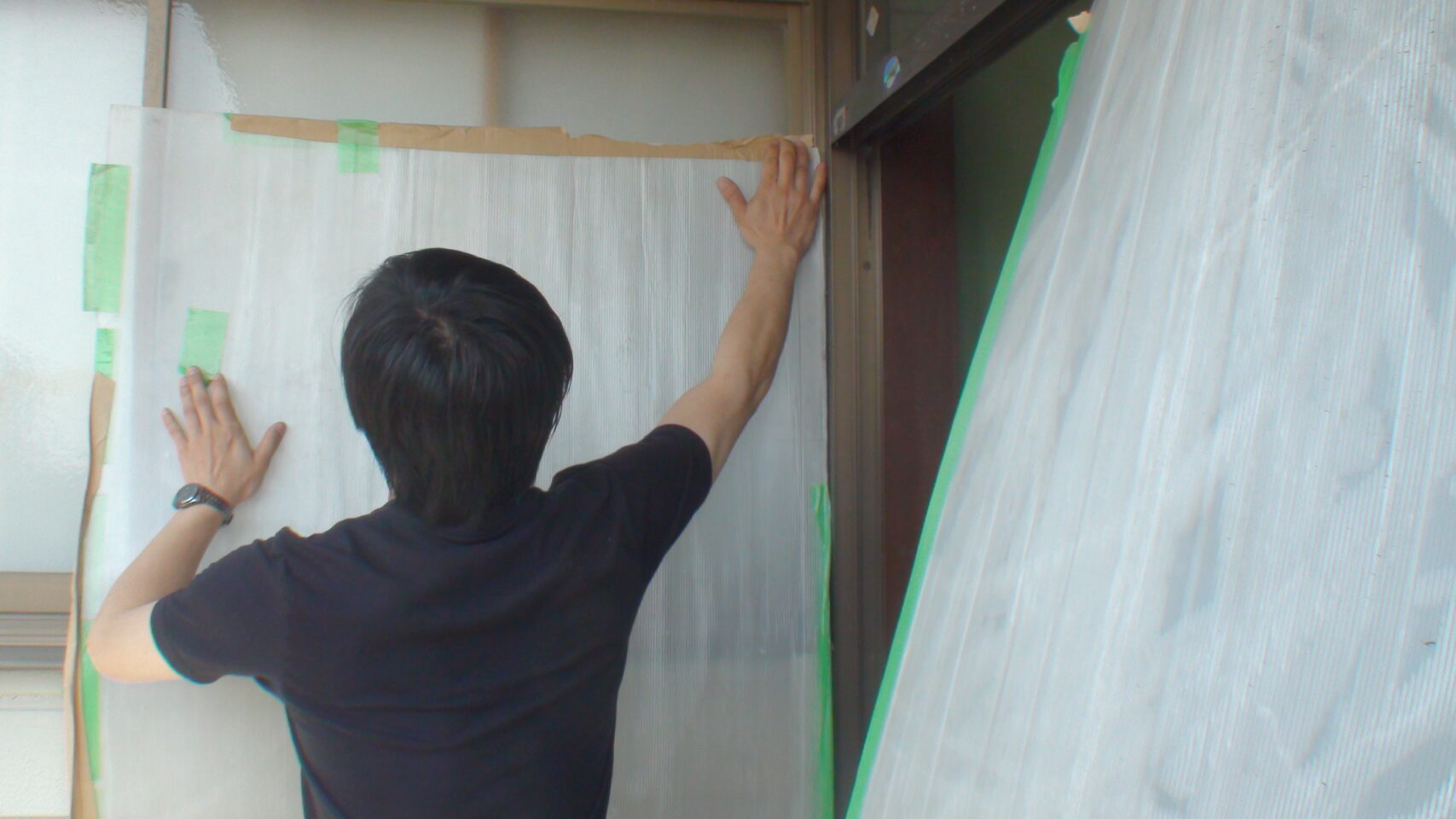 運び出すときに建物につかないように導線に養生をしている様子