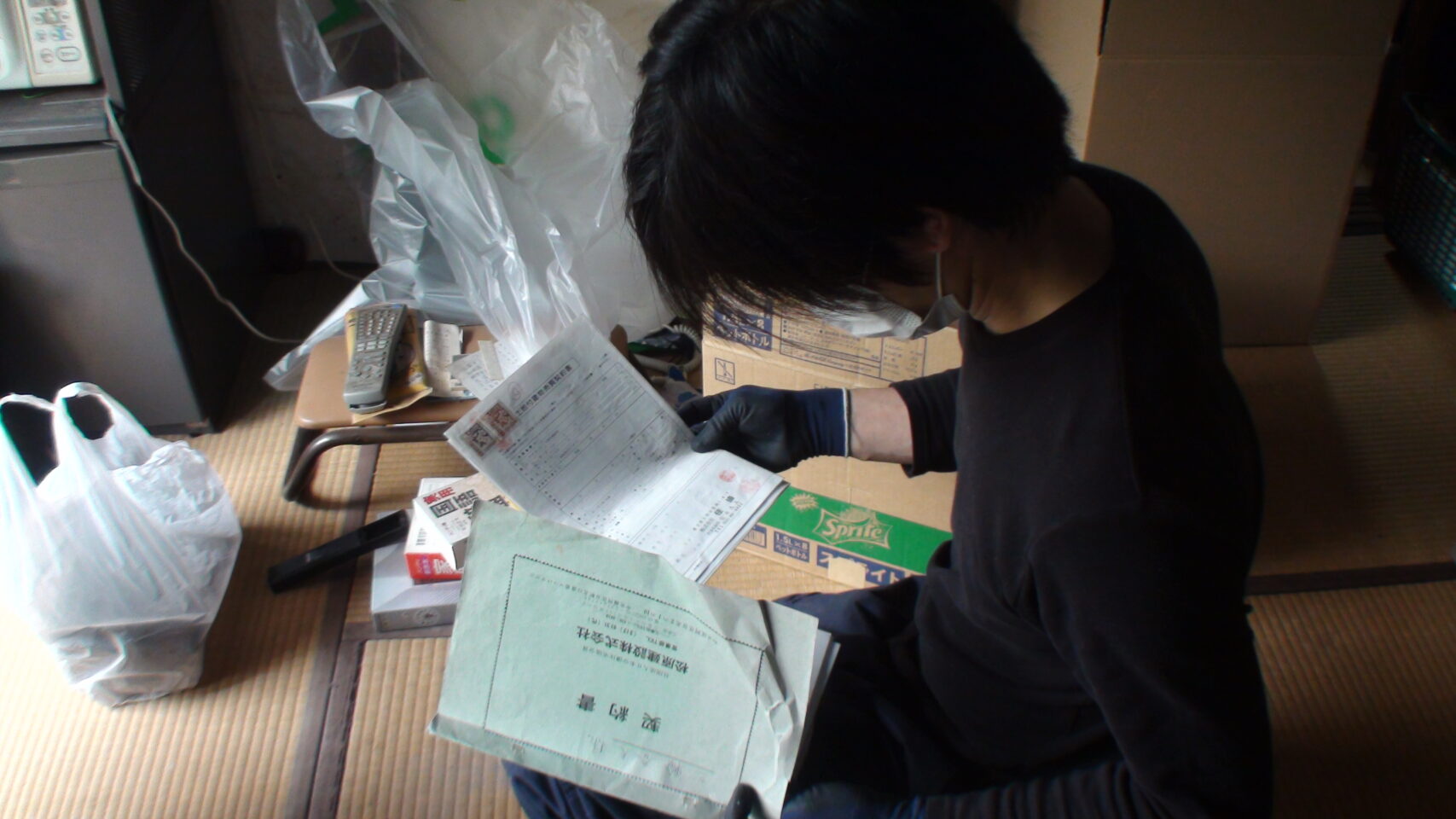東京の孤独死の特殊清掃で重要書類、貴重品などを捜索して見つけ出した様子