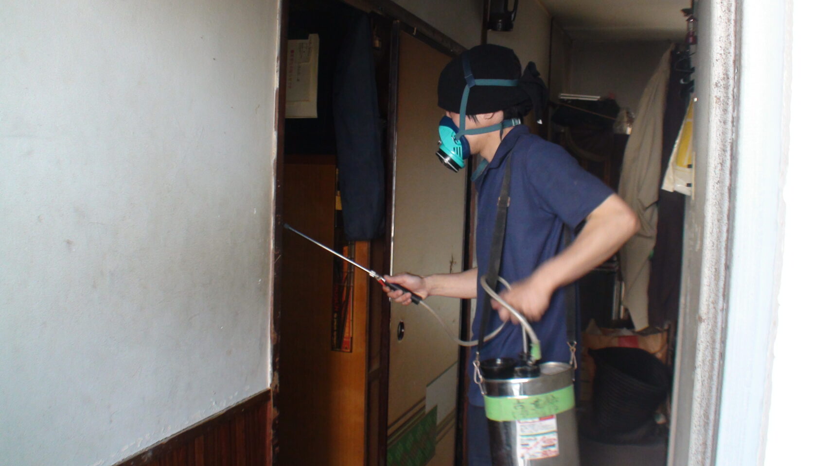 東京の孤独死のあった部屋の特殊清掃前に消毒をする様子