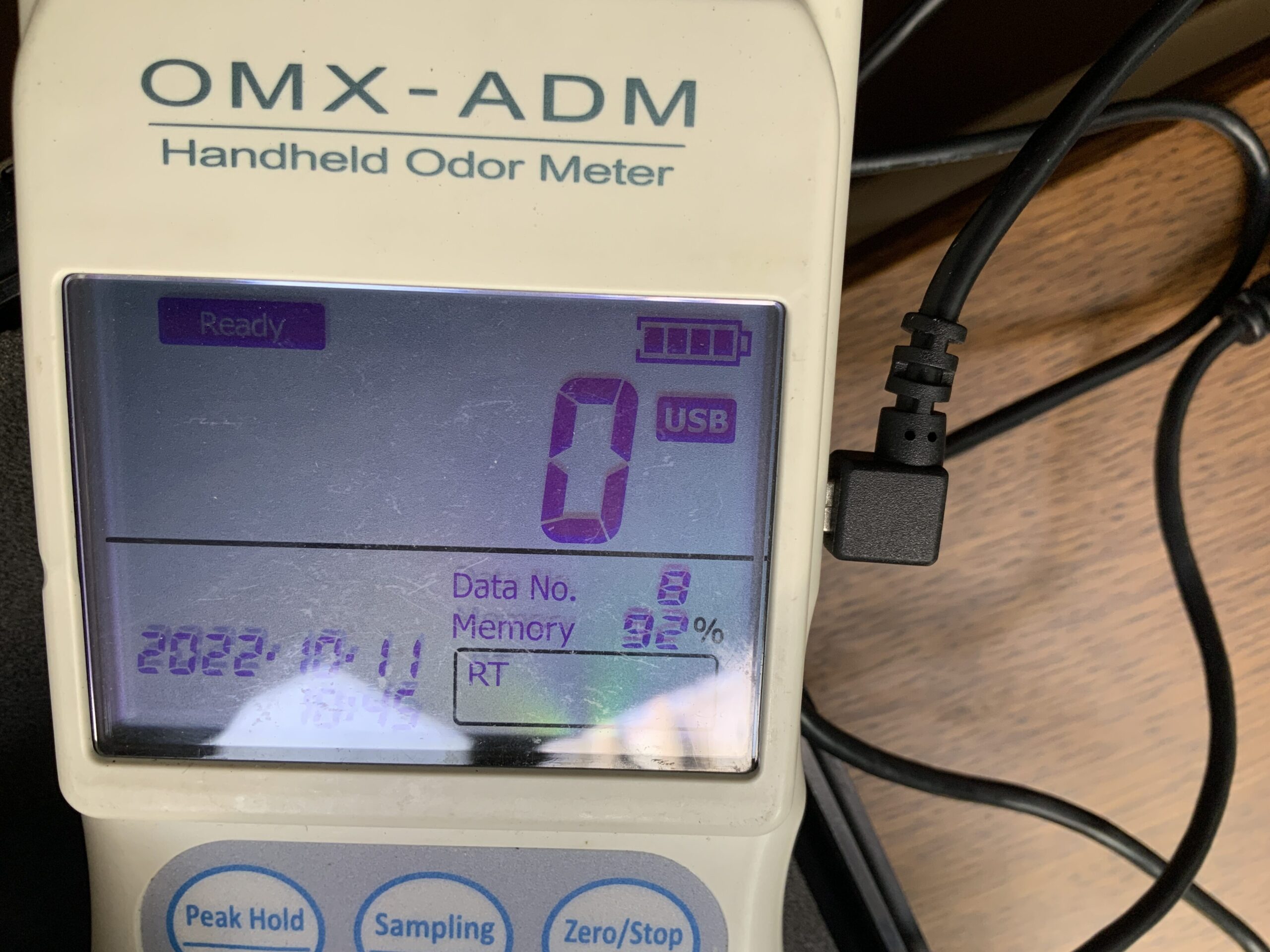 臭気を測定してパソコンにデータを取り入れている様子