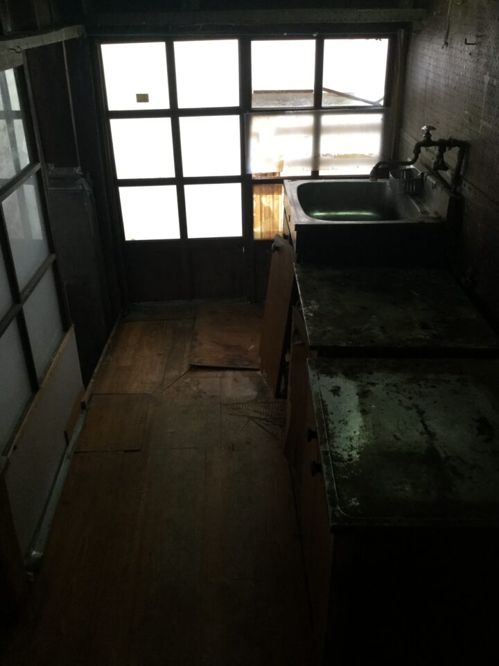 守谷市の一戸建てを片付けてみると床は老朽化で腐り流し台もサビで朽ちていた様子