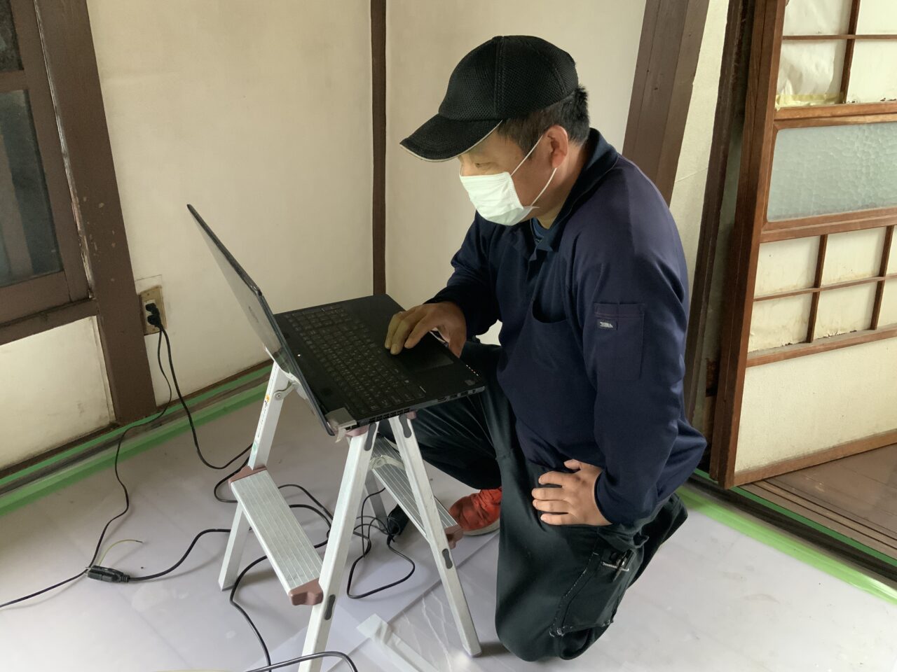 臭気測定とパソコンを使用してどのような状態なのかを綿密に計算して臭気を落としていく様子