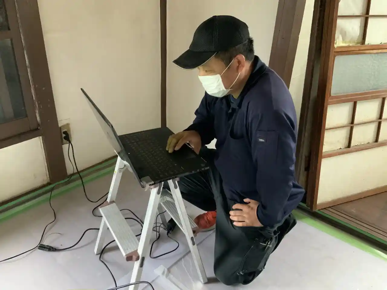 臭気測定とパソコンを使用してどのような状態なのかを綿密に計算して臭気を落としていく様子