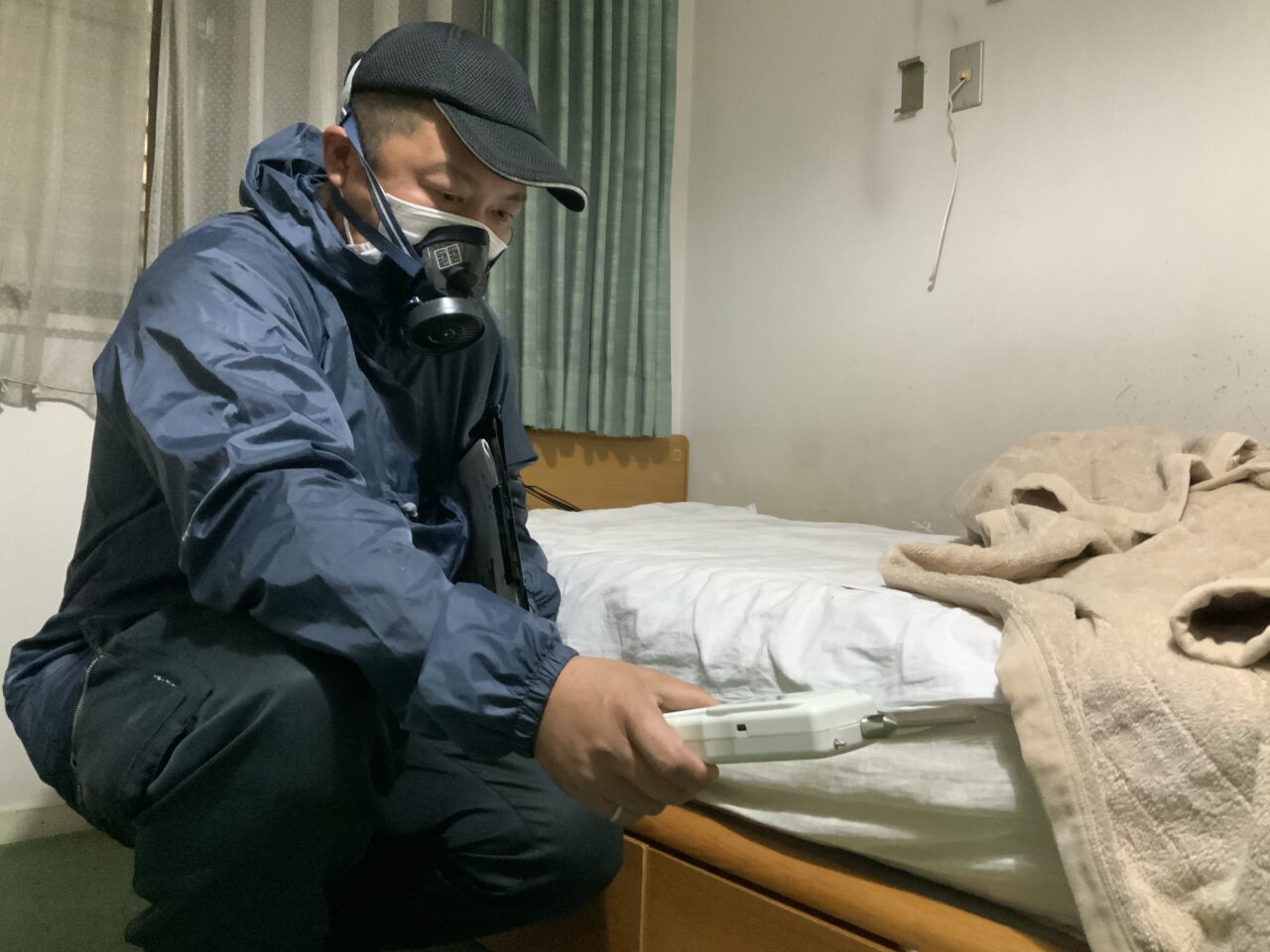 入室後に消毒と臭気測定をしている様子