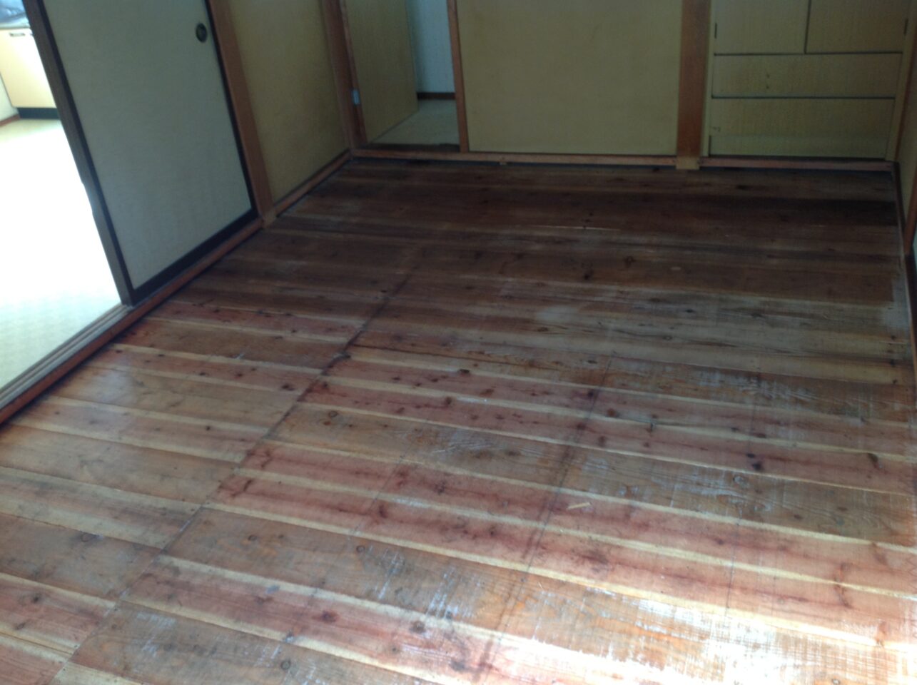 体液の染み出しが終わってきれいな床に戻った様子