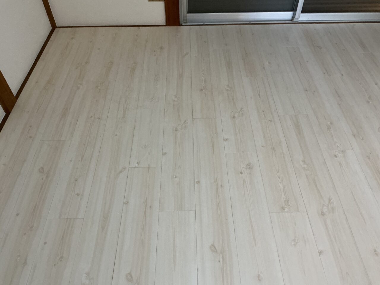 床についていた体液をバイオ洗浄してにおいを臭気測定器で基準値に戻す様子