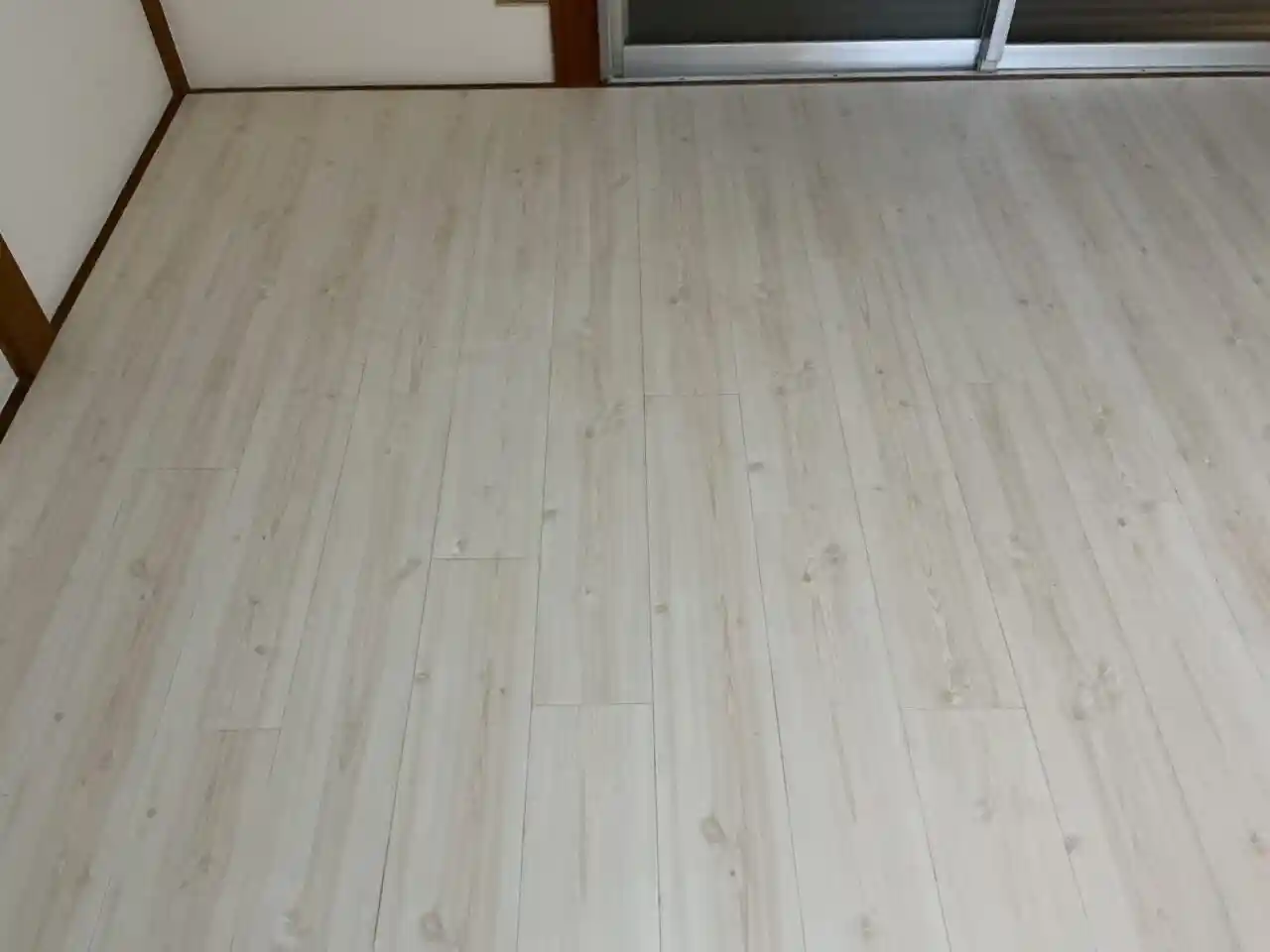 床についていた体液をバイオ洗浄してにおいを臭気測定器で基準値に戻す様子