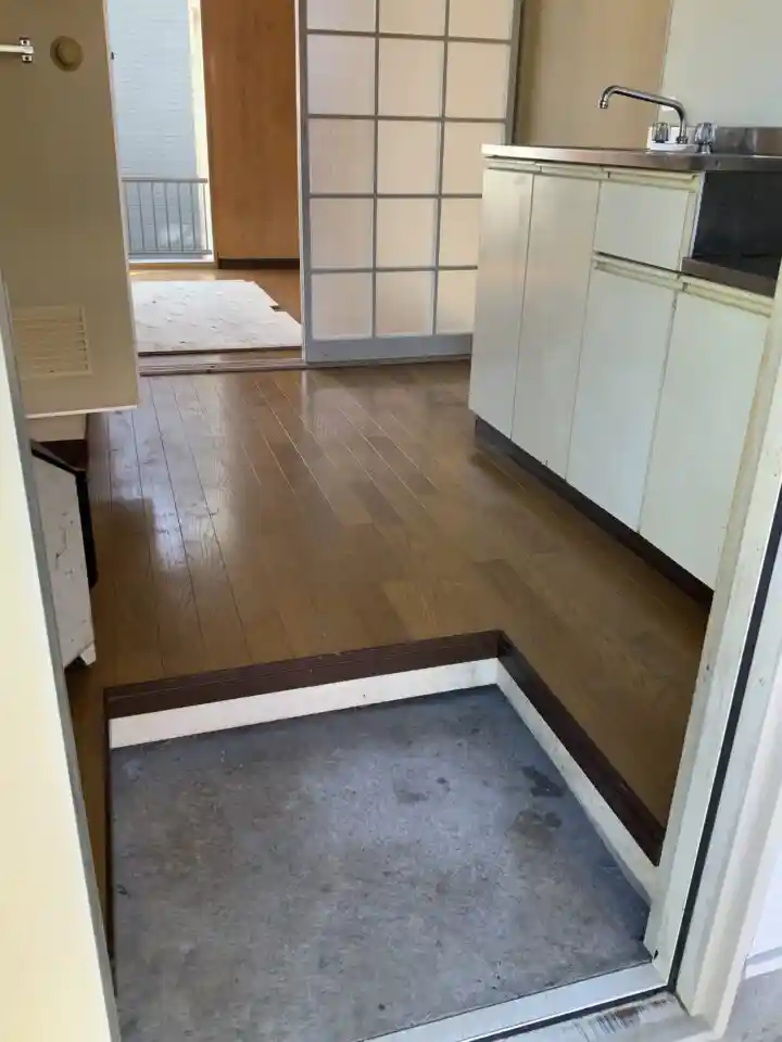 安定化二酸化塩素を部屋中に噴霧器でまんべんなく噴霧している様子