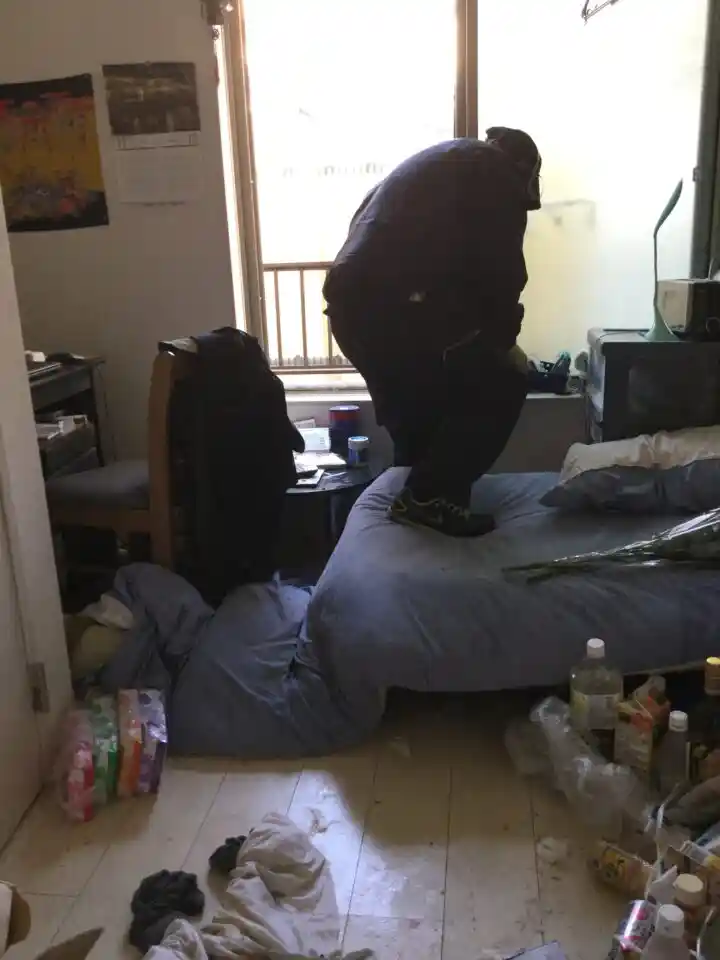 遺品整理をしながらご遺族へ渡すための貴重品や重要書類を探している様子