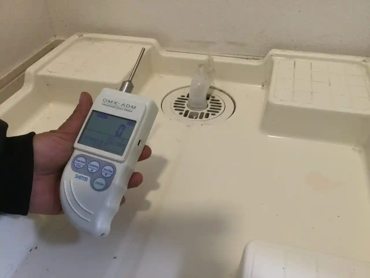 臭気測定器がゼロの数値になったことを確認