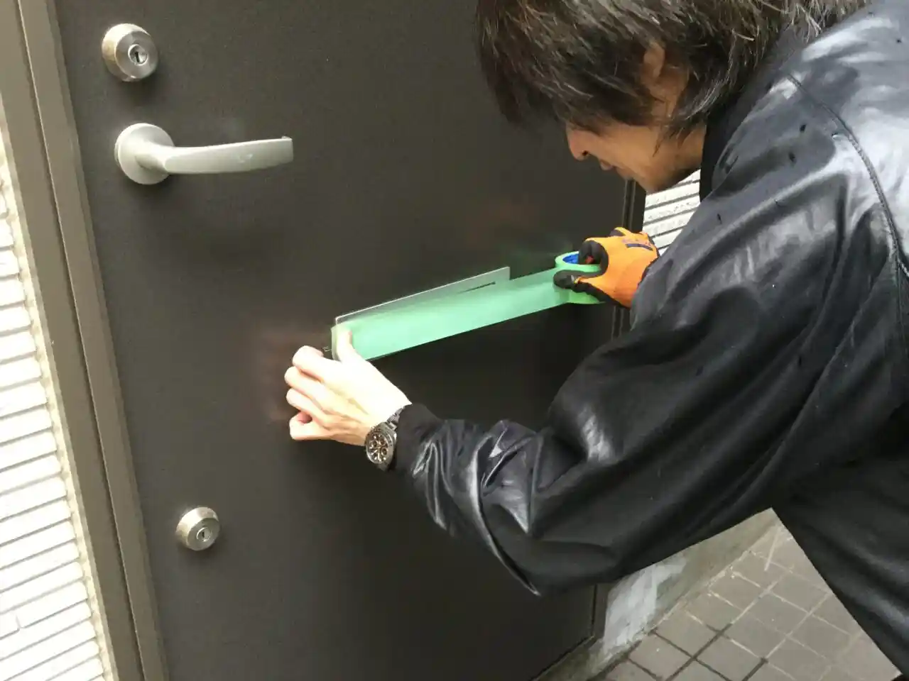 作業がすべて終わりドアポストに不要な配達物が入れられないように養生している様子