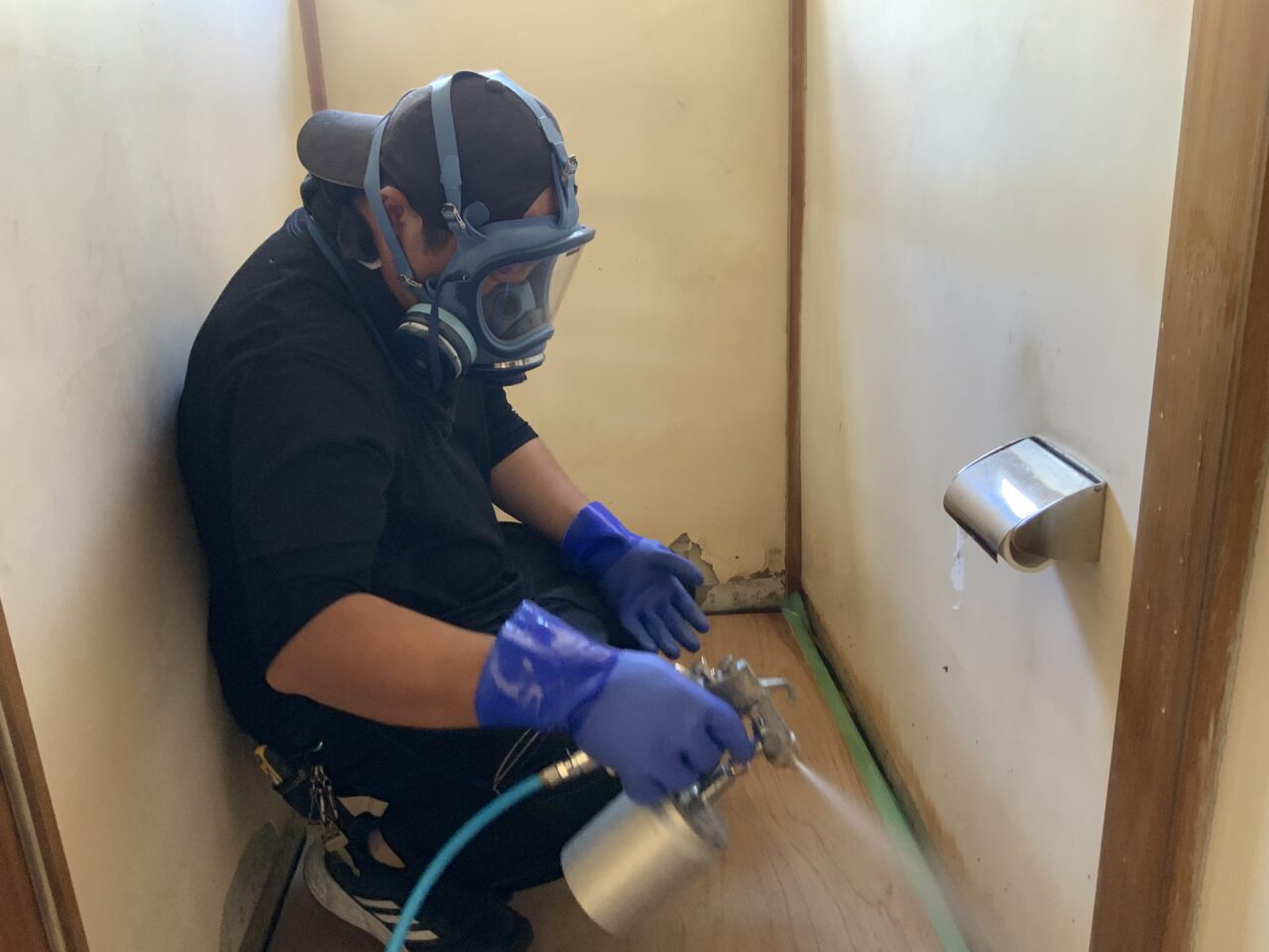 表面上だけではなく建具のすき間にも入るように高圧で消毒剤を入れている様子