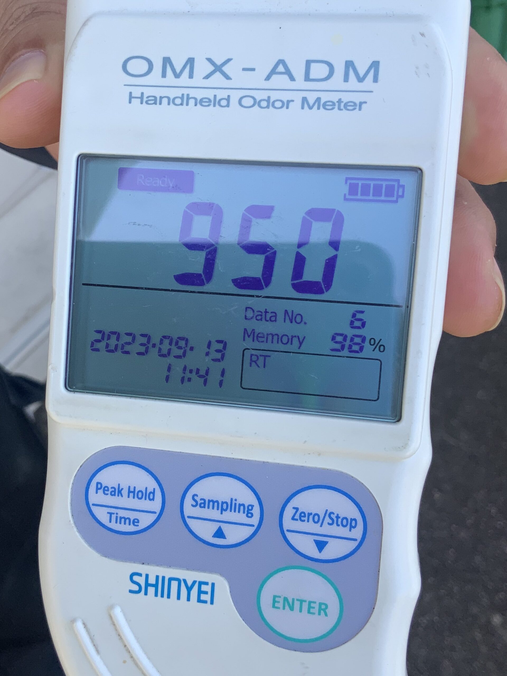 茨城県の孤独死特殊清掃現場で臭気を計測とても強い950ppmを記録している様子