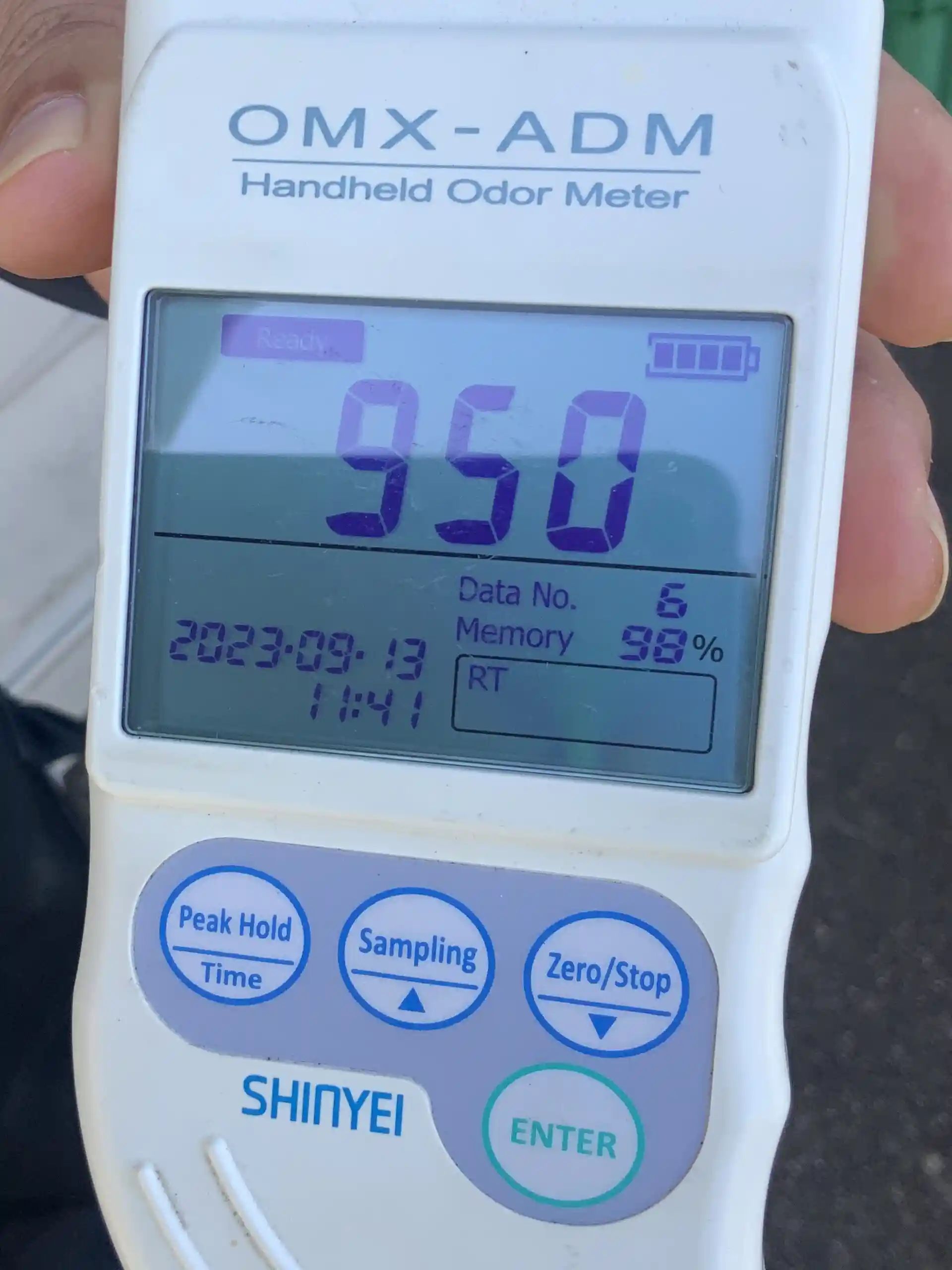 茨城県の孤独死特殊清掃現場で臭気を計測とても強い950ppmを記録している様子