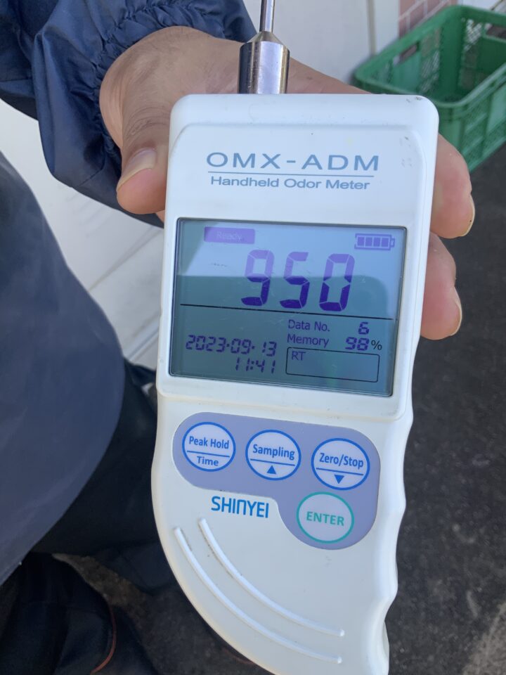 腐敗臭専用機OMX-ADM神栄テクノ社製の臭気測定器で950ppmの臭気を計った様子