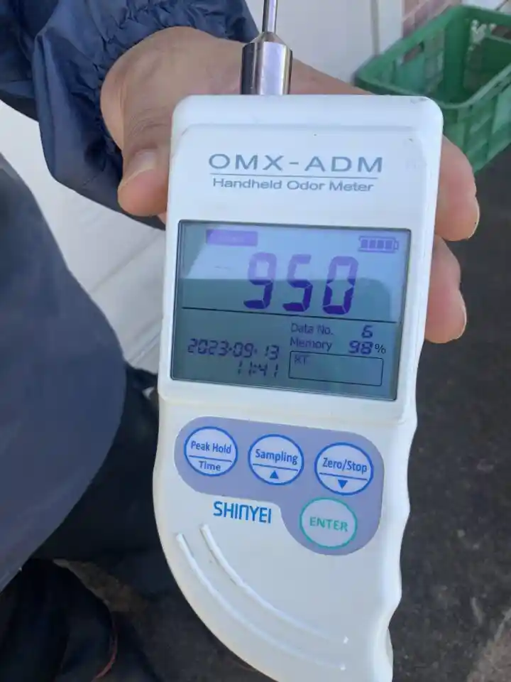 腐敗臭専用機ＯＭＸ－ＡＤＭ神栄テクノ社製の臭気測定器で950ppmの臭気を計った様子