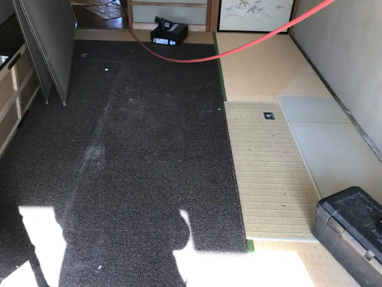 茨城県ひたちなか市の特殊清掃現場で防護服を着用して畳の撤去と消臭作業を行うプロのスタッフ