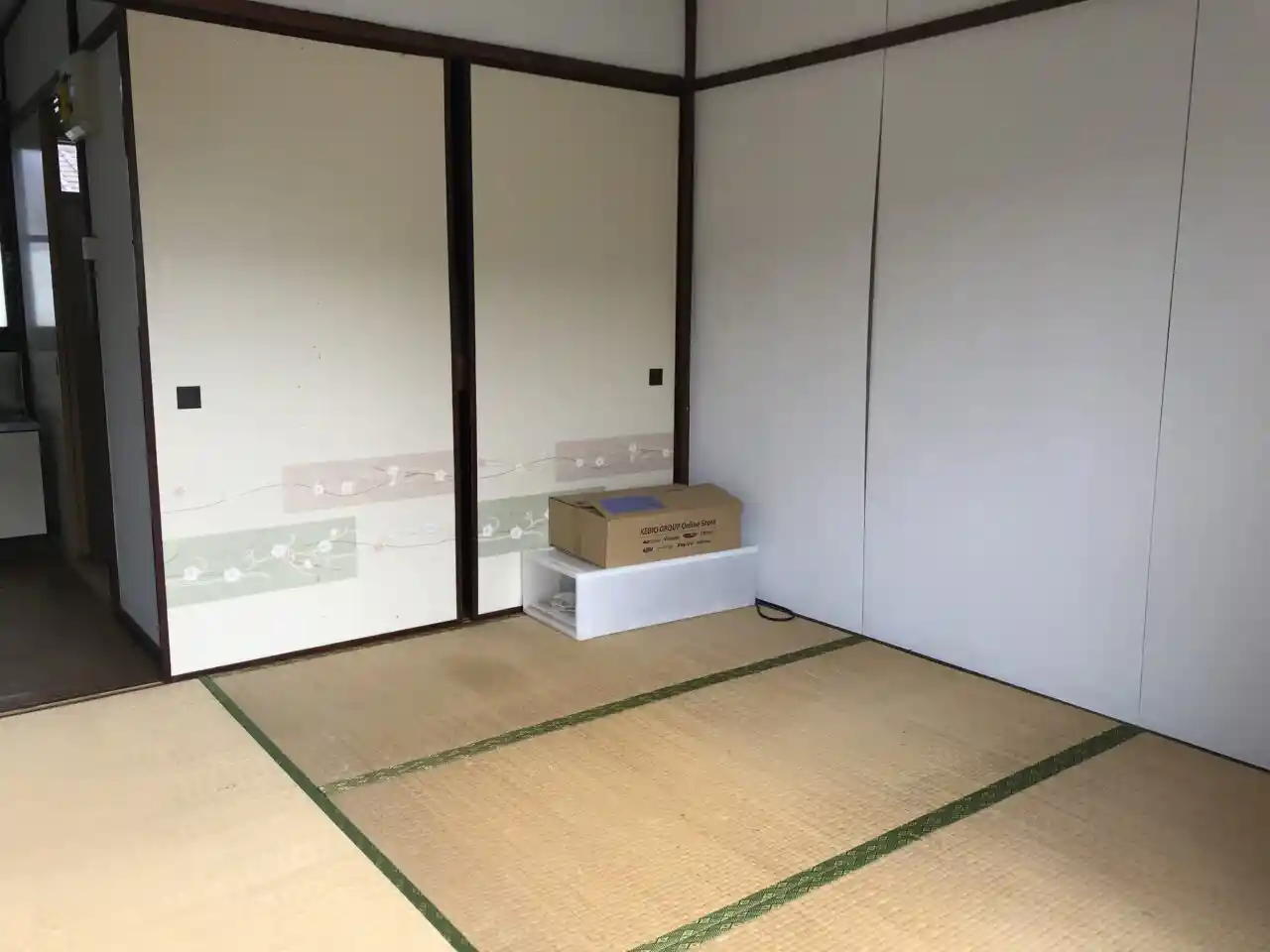 ひたちなか市の特殊清掃・遺品整理現場でご遺族へお渡しするために仕分けた故人の形見や思い出の品