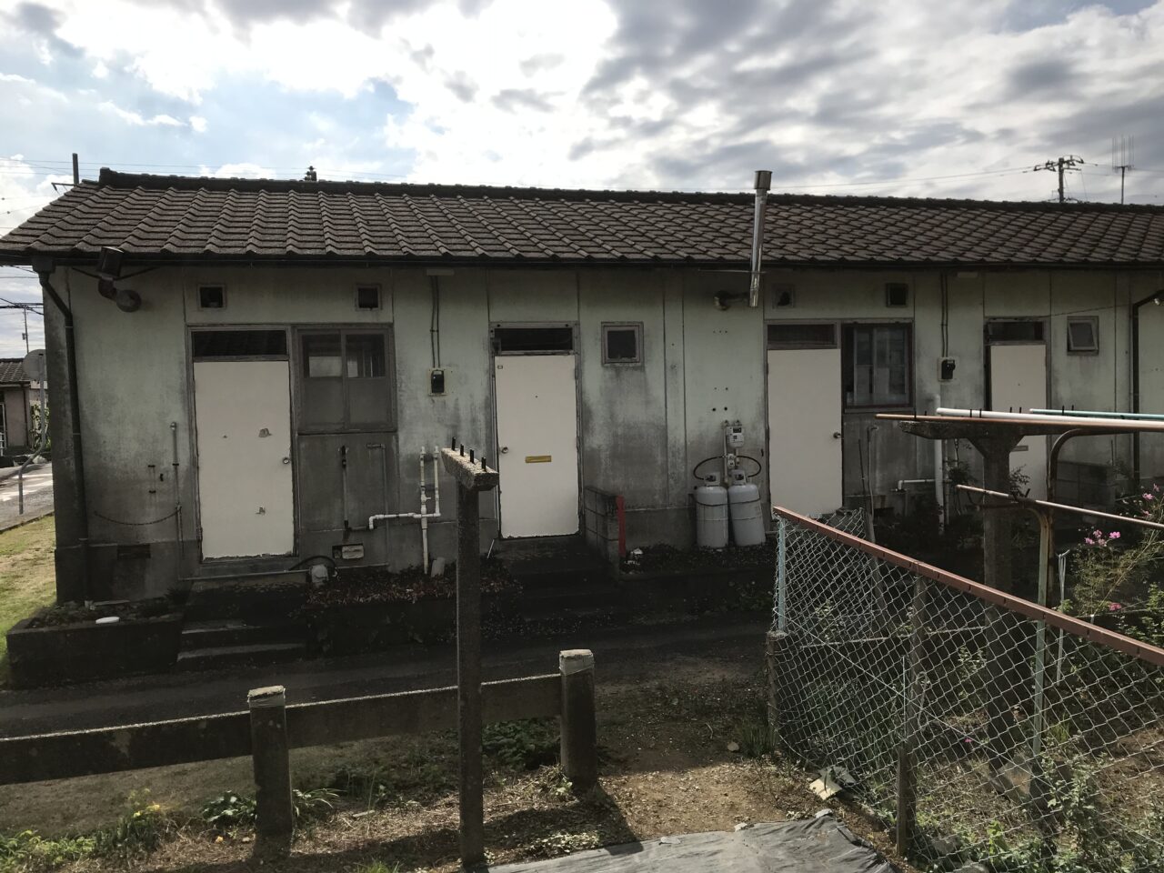 茨城県ひたちなか市の市営住宅で行った孤独死現場の特殊清掃と遺品整理の作業前の様子