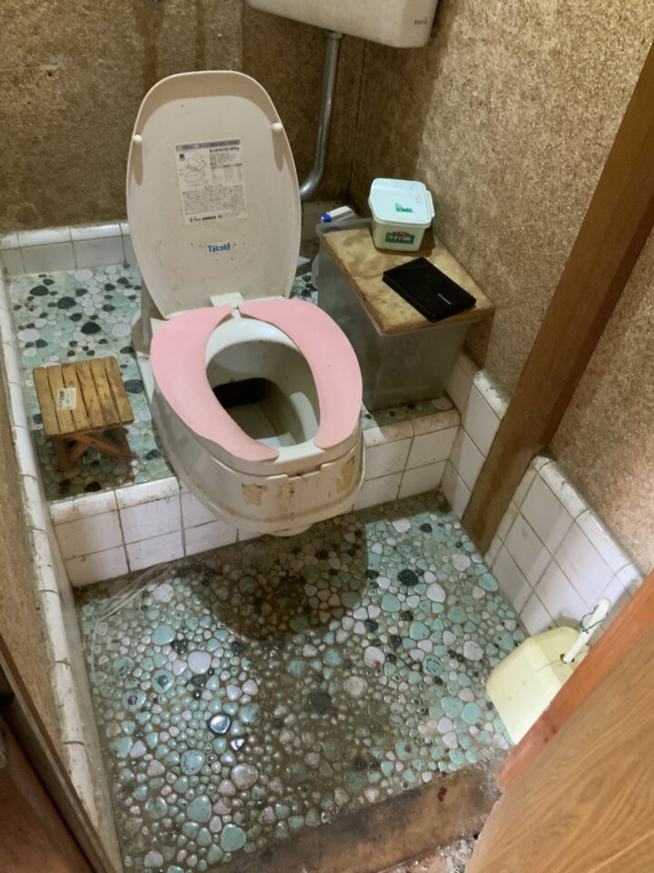 トイレの便器には排泄物を漏らしたような跡がある
