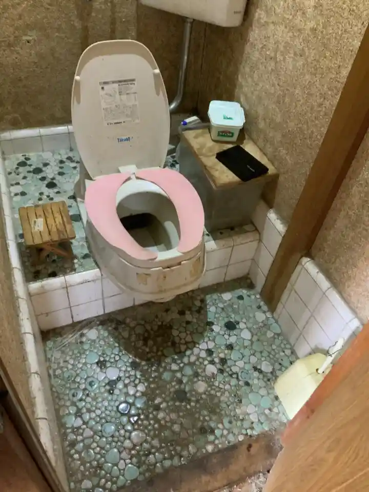 トイレの便器には排泄物を漏らしたような跡がある