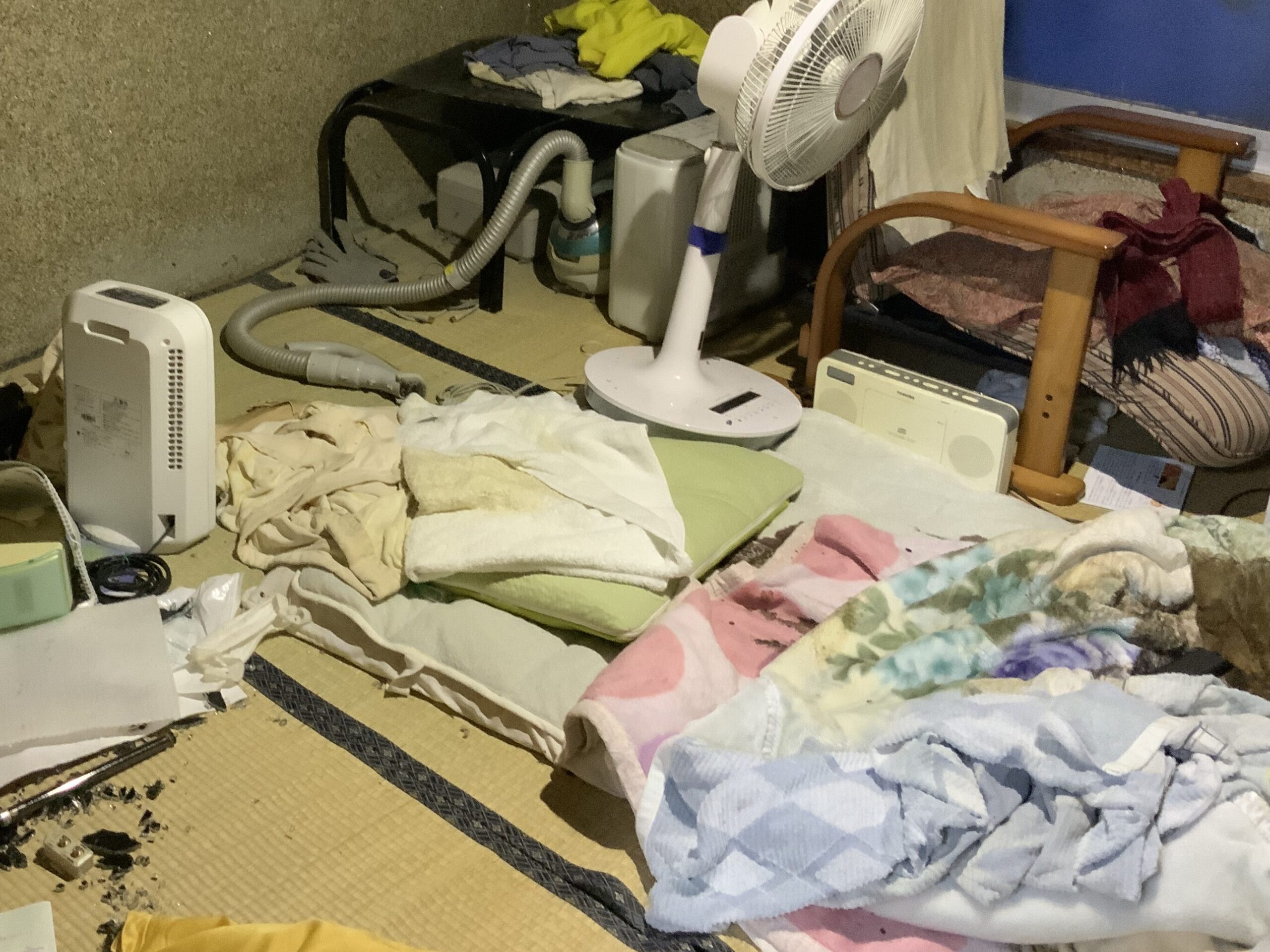 布団の上で孤独死した部屋の様子