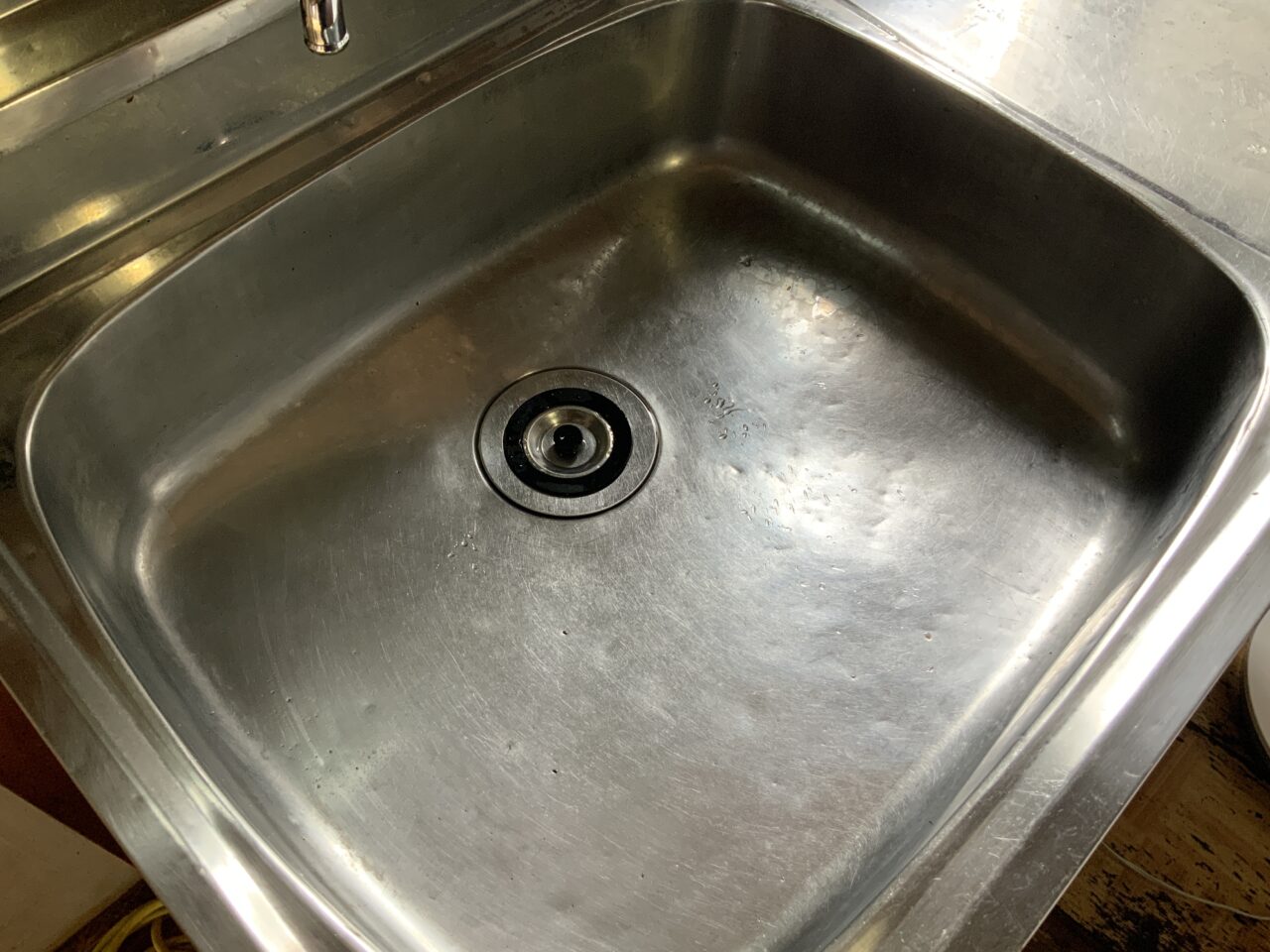 キッチンシンクをきれいに磨いた様子