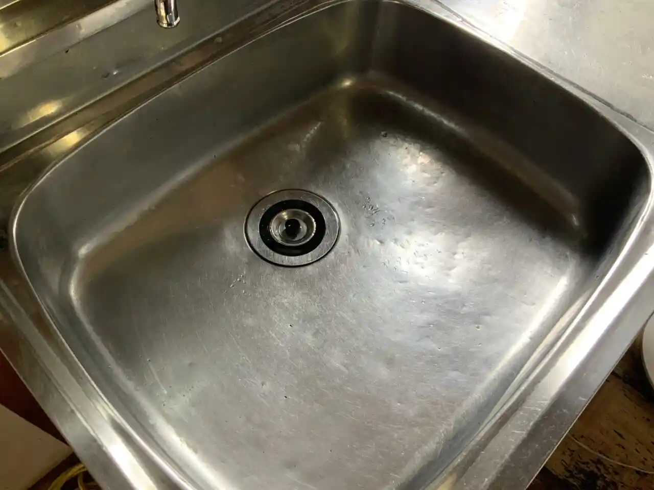 キッチンシンクをきれいに磨いた様子