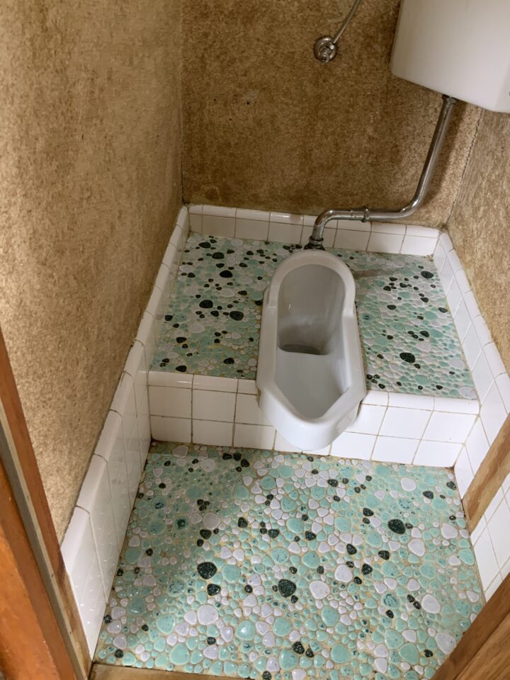 トイレの便器と床の汚れをキレイに取り除いた様子
