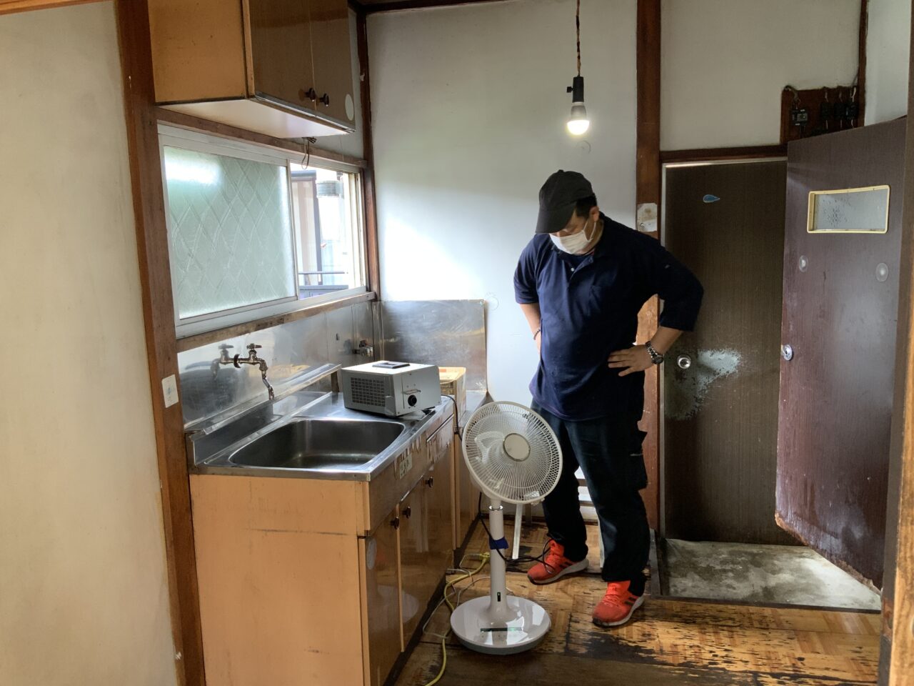 オゾン脱臭後に部屋の臭気の数値を確認している増田の様子