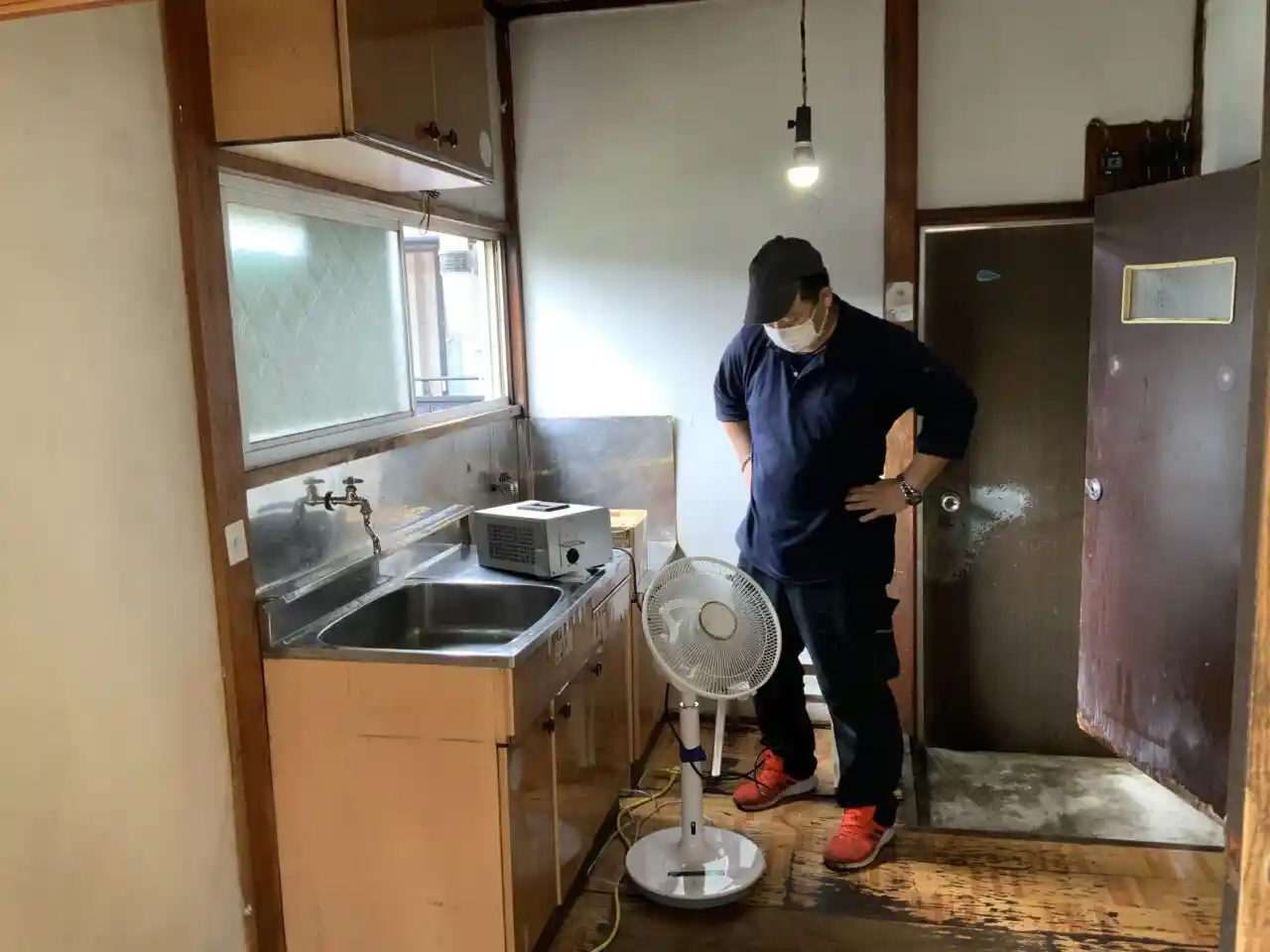 オゾン脱臭後に部屋の臭気の数値を確認している増田の様子