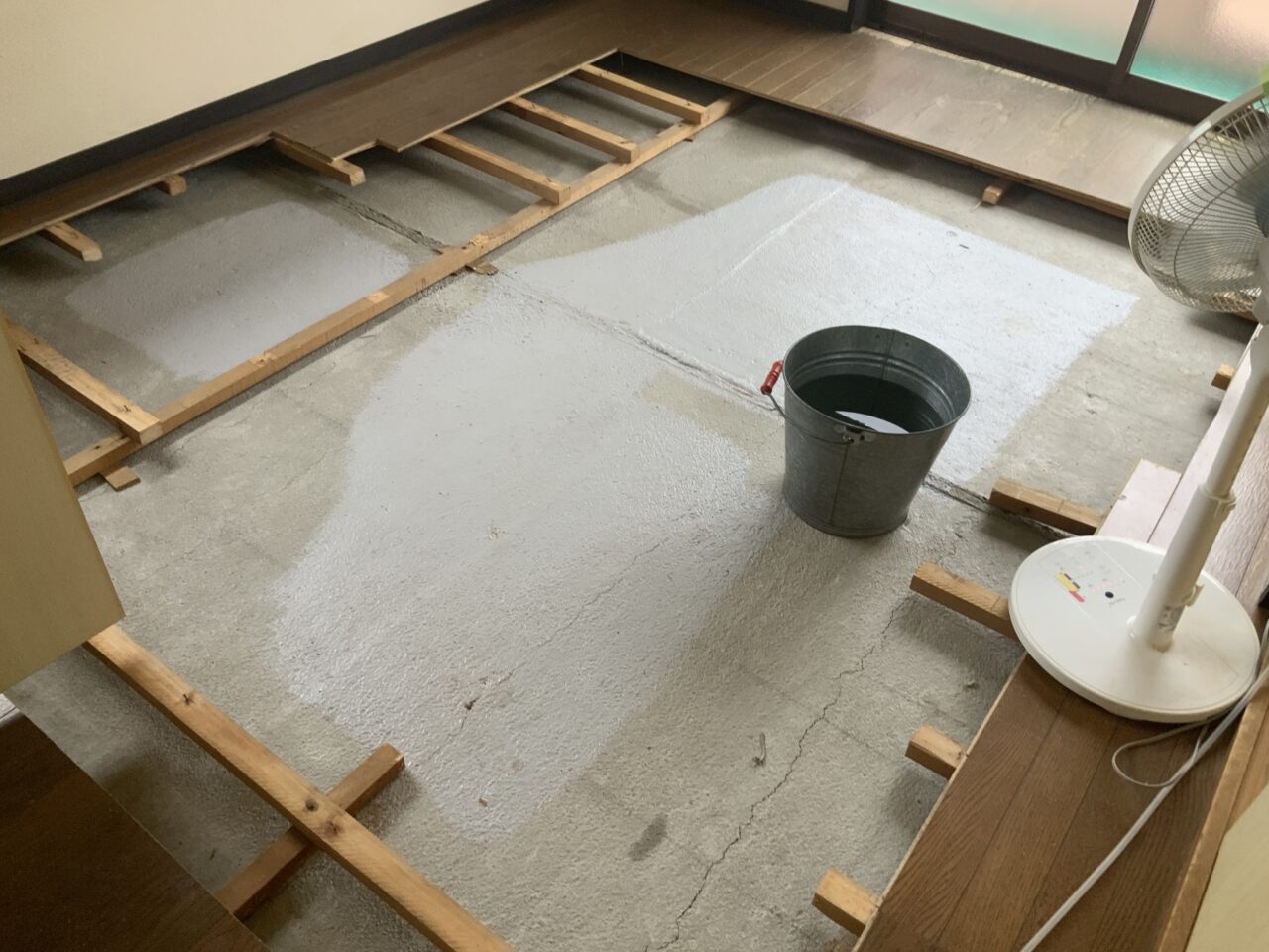 特殊清掃の技術で何度もバイオ洗浄を繰り返し綺麗になったコンクリートスラブの様子