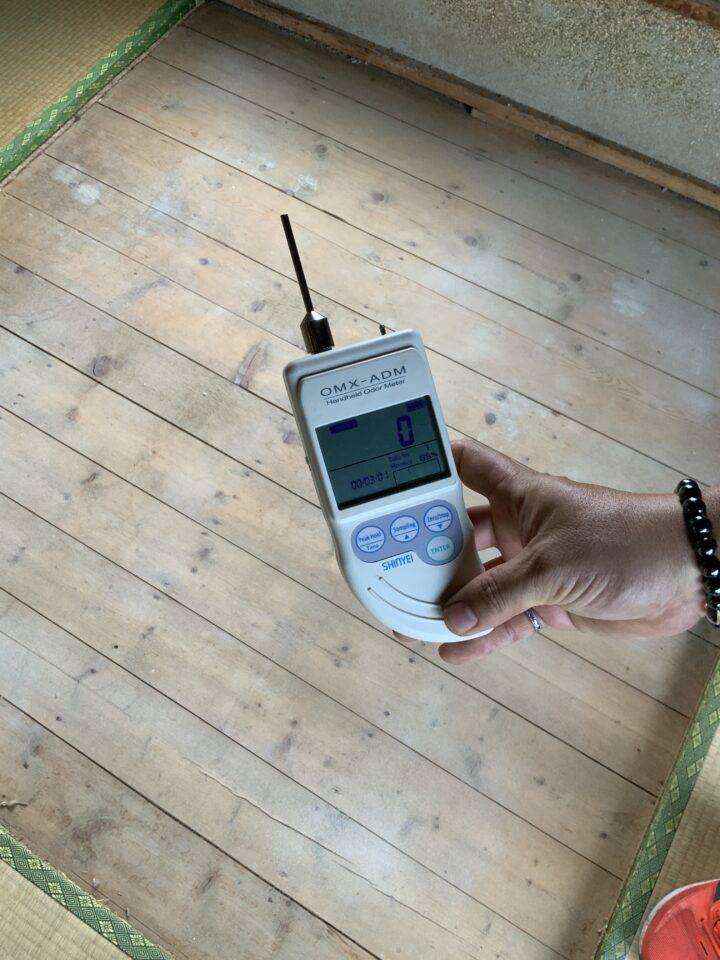 作業後にOMX-ADM腐敗臭専用機でにおいを計測して基準値になっているのを確認している様子