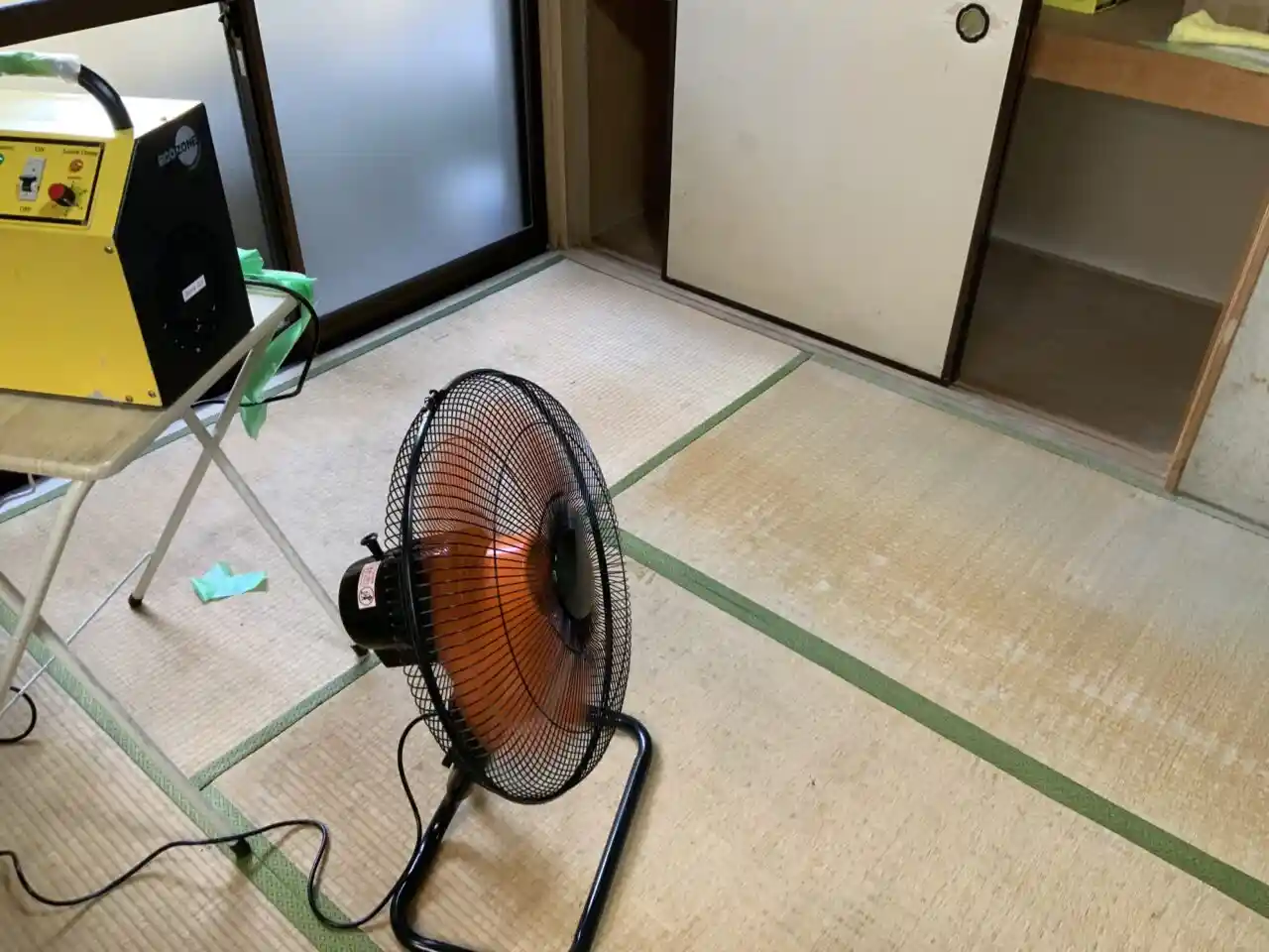 オゾン脱臭機を部屋で稼働させている様子