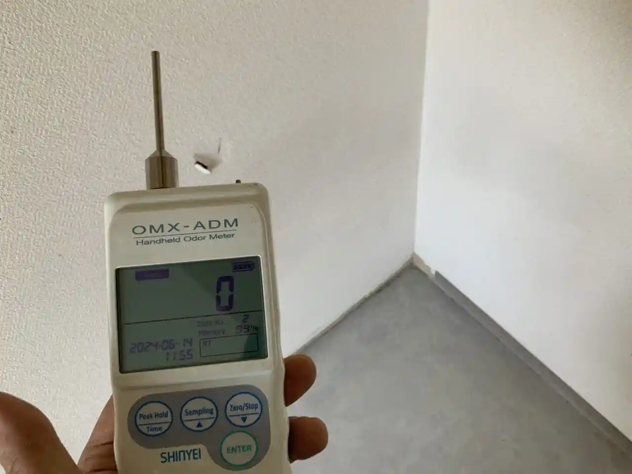 壁紙を剥がさずににおいを規定値へ落した様子